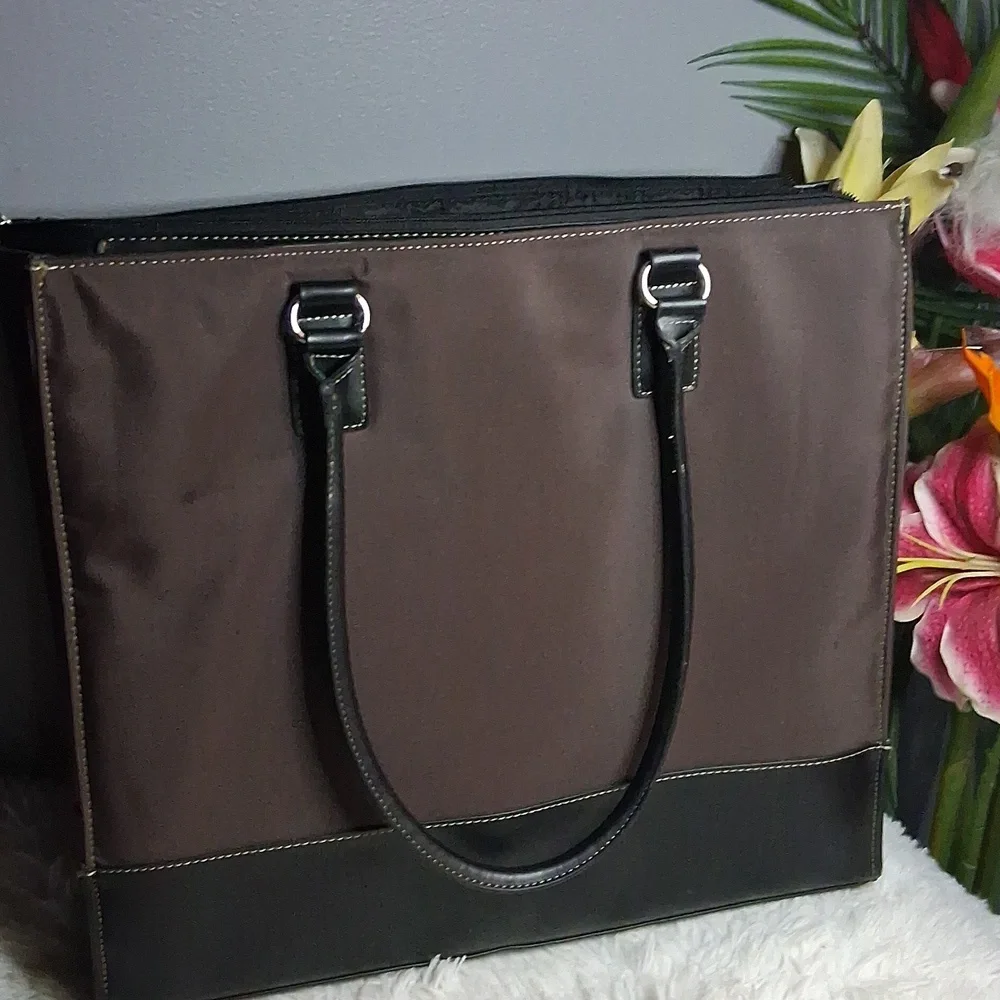 Targus Women Heavy Duty Laptop Carry Bag Brown 15” W Padded Tote Zip Pockets New